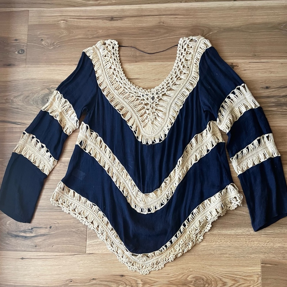 Um gee size M Navy and Cream Crochet Trim Top